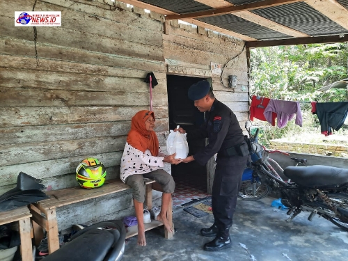 Jumat Berkah, Brimob Kalteng Kembali Bagikan Puluhan Paket Sembako Bagi Masyarakat Desa Sungai Kapitan