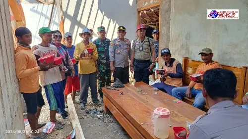 Respon Cepat Polres Nganjuk Bersama Warga Lakukan Kerja Bakti Untuk Bersihkan Puing Rumah Tertimpa Pohon di Desa Losari