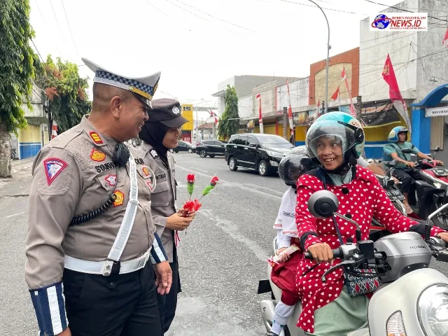 Sambut Hari Jadi ke 76, Polwan Polres Lumajang Gelar Aksi Simpatik Sosialisasikan Kamseltibcarlantas
