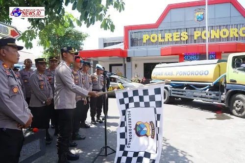 Polisi Beri Bantuan Air Bersih Untuk Ratusan Warga di Empat Desa Wilayah Ponorogo