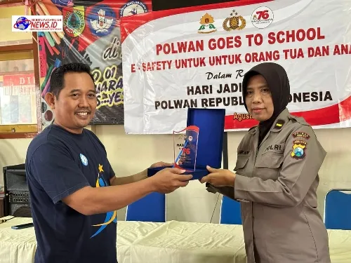 Cegah Tangkal Hoax dan Bullying Polwan Polres Jember Beri Edukasi Pelajar di Sekolah