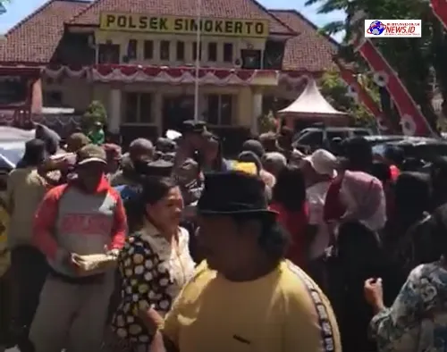 Masyarakat Simokerto Senang dan Bangga Punya Polisi Yang Rutin Berikan Makanan Gratis