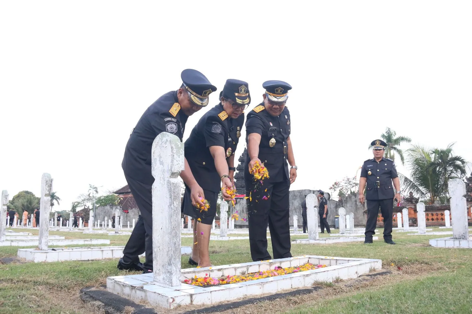Sambut Hari Pengayoman ke 79, Kanwil Kemenkumham Bali Tabur Bunga Kenang Jasa Para Pahlawan