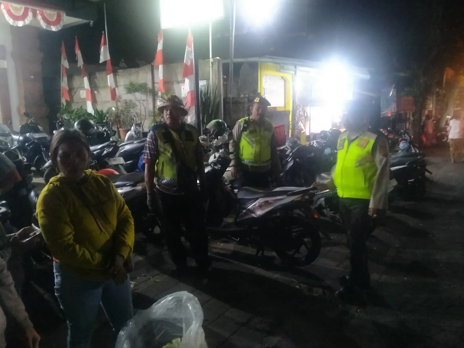 Beri Rasa Aman kepada Masyarakat, Patroli Biru Polsek Abiansemal Sambangi Pasar Pagi