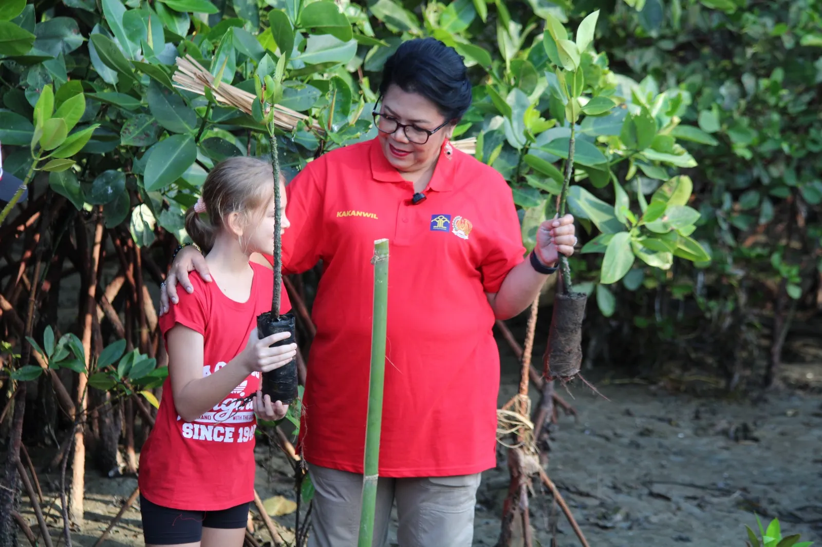 Lestarikan Alam, Kanwil Kemenkumham Bali Ajak WNA Tanam Mangrove