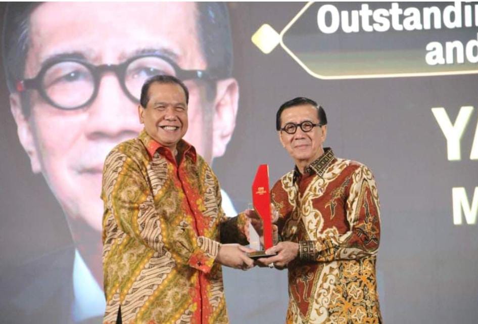 Terima Penghargaan CNN Indonesia Awards 2024, Yasonna H Laoly: Ini Betul-betul Surprise dan Membanggakan Saya dan Jajaran