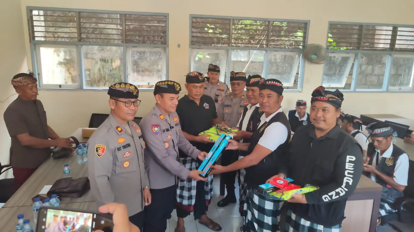 Desa Adat Kampial: Polresta Denpasar bersama Polsek Kuta Selatan Gelar Minggu Kasih