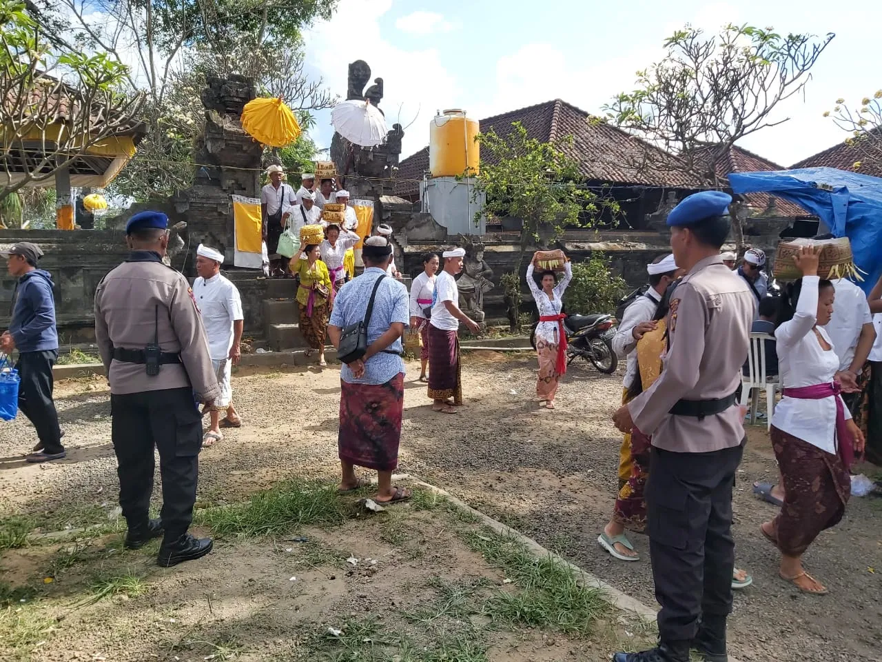 Rangkaian Piodalan Pura Masceti, Satpolairud Polres Gianyar Beri Pengamanan