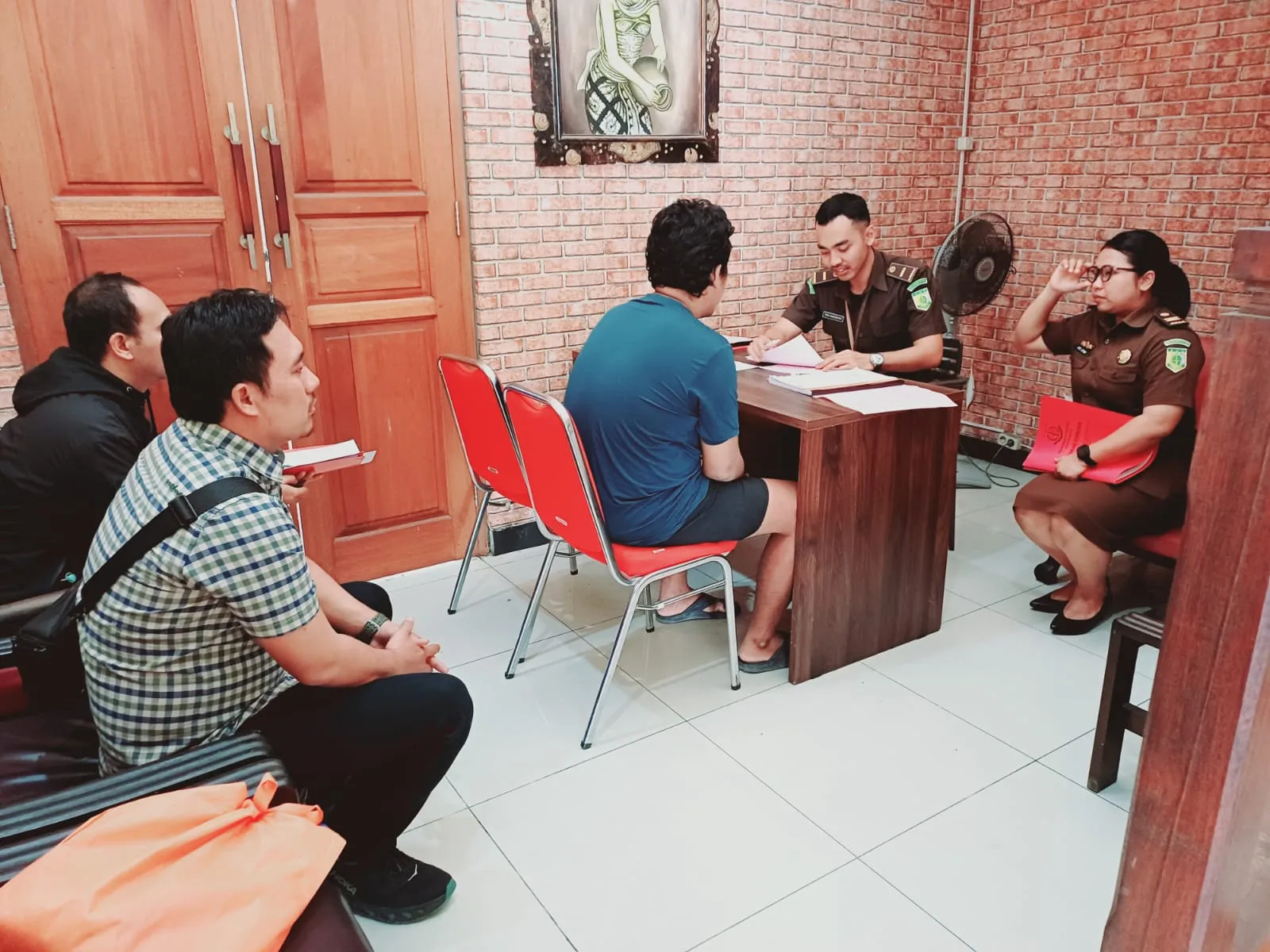Polsek Dentim Serahkan Dua Tersangka Kasus Pencurian ke Kejari Denpasar