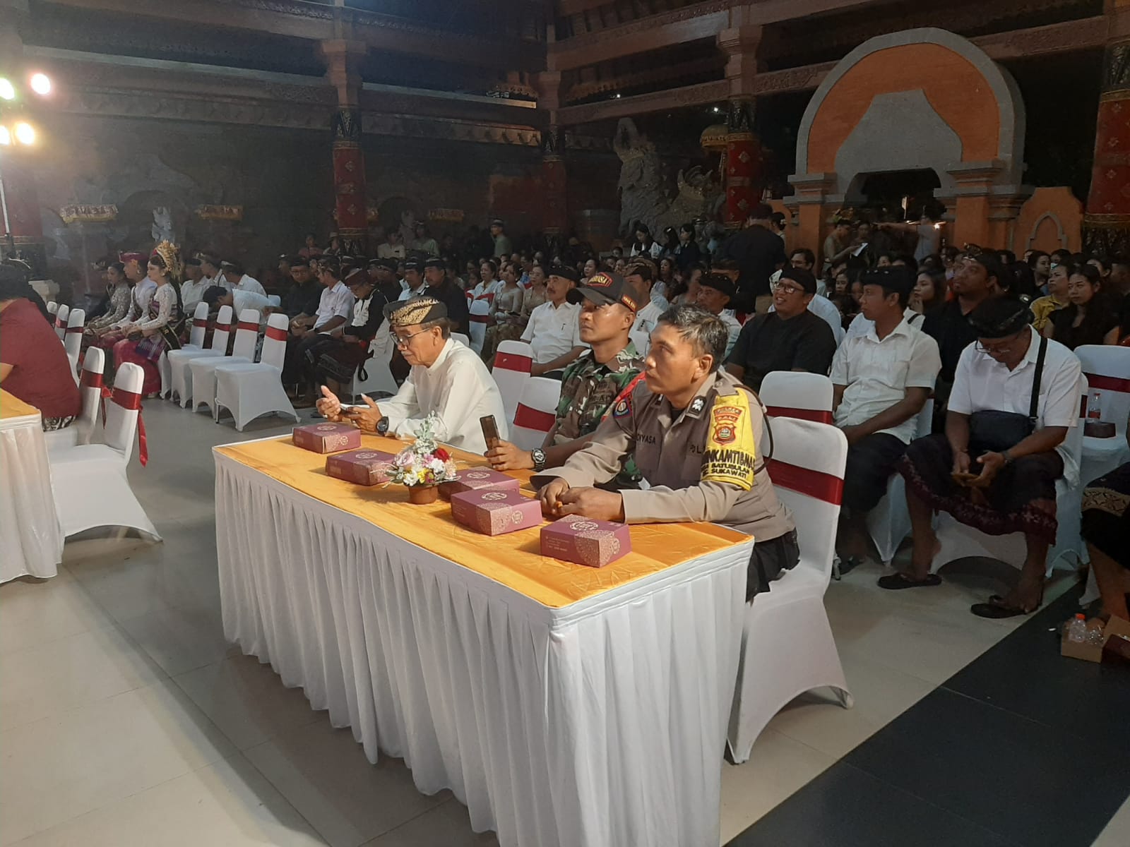 Bhabinkamtibmas Desa Batubulan Hadiri Pembukaan PORSENI ke 46 Tahun 2024 Desa Batubulan