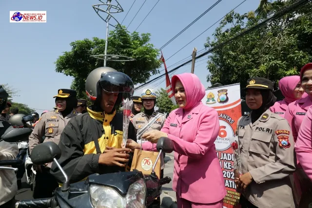 Sambut Hari Polwan ke-76, Polwan Polrestabes Surabaya Bagikan Helm dan Bunga