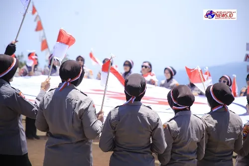 Hari Jadi ke-76, Polwan Polres Madiun Kibarkan Merah Putih dan Bendera Polwan di Puncak Bukit Mongkrang