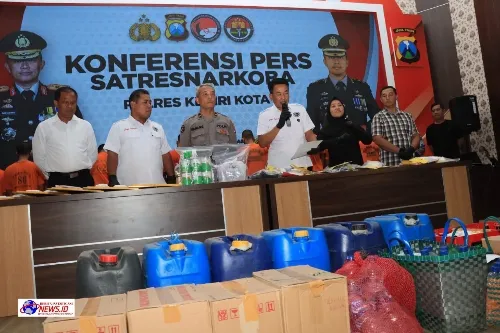 Polres Kediri Kota Amankan Tersangka Jual Miras Oplosan Es Moni Yang Viral di Medsos