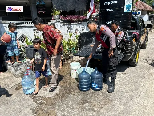 Polres Lumajang Penuhi Kebutuhan Air Bersih Warga Dampak Kemarau Dengan Samapta Berbagi