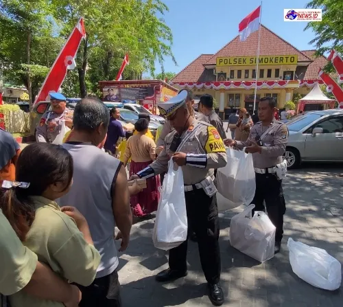 Jumat Berkah, Kapolsek Simokerto Berbagi Makanan Gratis Berupa Nasi Kotak Kepada Para Tahanan dan Warga Sekitar
