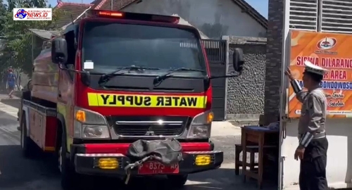 Kesigapan Personel Satlantas Polres Bondowoso Bantu Padamkan kebakaran di SMKN 1 Bondowoso