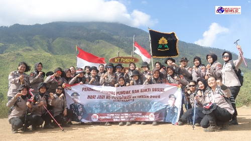 Hari Jadi ke -76 Polwan Polres Mojokerto Kibarkan Bendera Merah Putih di Puncak Gunung Pundak