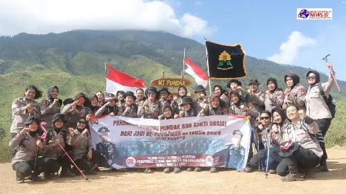 Hari Jadi ke -76 Polwan Polres Mojokerto Kibarkan Bendera Merah Putih di Puncak Gunung Pundak