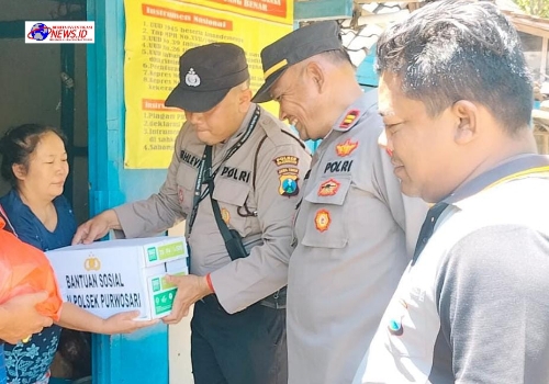 Melalui Aplikasi Matur Pak Kapolres, Warga Desa Pelem Terima Bantuan Sosial Polres Bojonegoro