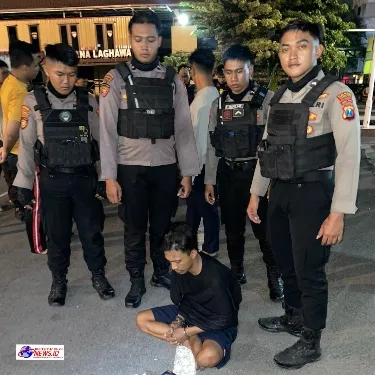 Tim Raimas Sat Samapta Polres Pelabuhan Tanjung Perak Amankan Dua Pengedar Pil Double L Saat Patroli