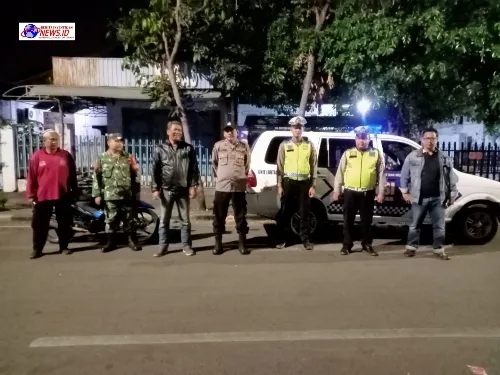 Bersinergi Ciptakan Kondusifitas Wilayah, Babinsa Koramil Semampir Lakukan Patroli Tiga Pilar