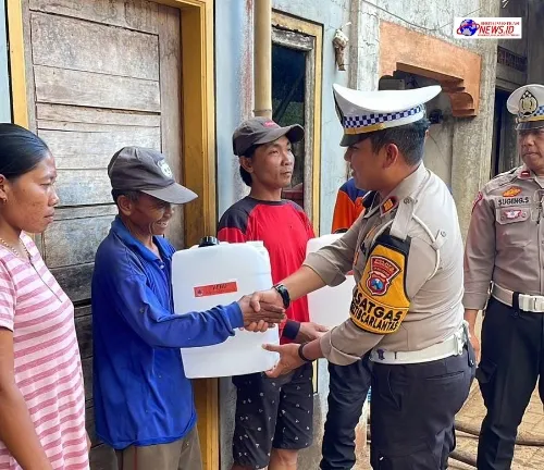 Harlantas Bhayangkara ke 69, Polres Probolinggo Gelar Baksos Salurkan Air Bersih ke Desa Branggah Lumbang