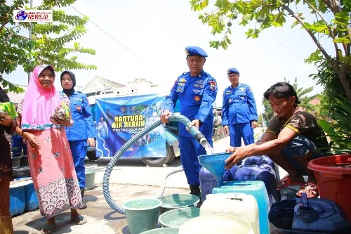 Polisi Peduli, Ditpolairud Polda Jatim Droping Air Bersih Untuk Warga Mantup Lamongan