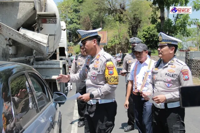 Polisi Bersama PT KAI Daop 9 Jember Gencar Sosialisasikan Keselamatan di Perlintasan Sebidang