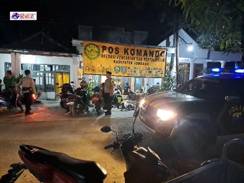 Polisi Bersama Tim SAR Berhasil Temukan Korban Yang Menceburkan Diri di Sungai Brantas