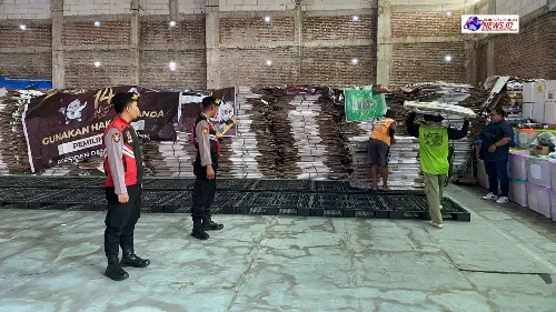 Polres Magetan Perkuat Pengamanan Kedatangan Kotak Suara Pilkada 2024 di Gudang KPUD