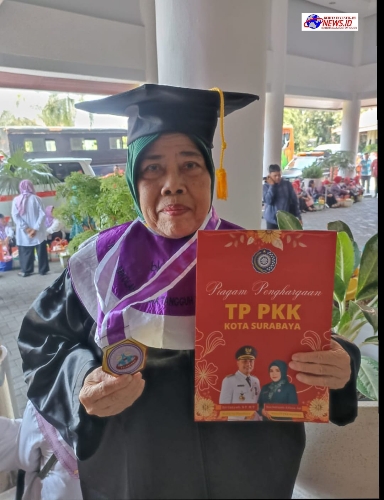 Siti Aminah Banjir Ucapan Dari Putra Putrinya Setelah Lulus Lansia Tangguh dan Diwisuda Oleh Wali Kota