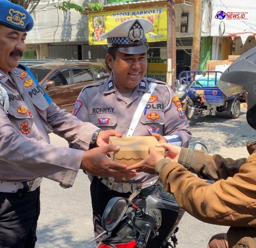 Unit Lantas Polsek Simokerto Tertibkan Pelanggar Lalu Lintas Dengan Cara Yang Unik