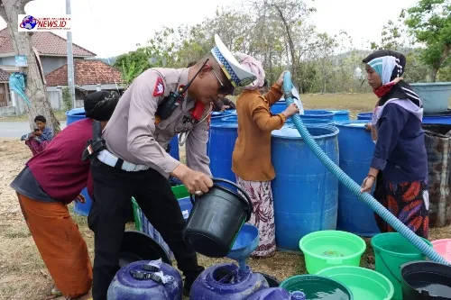 Hari Lalu Lintas Bhayangkara Ke-69, Satlantas Polres Bangkalan Bagikan 10 Tangki Air Bersih