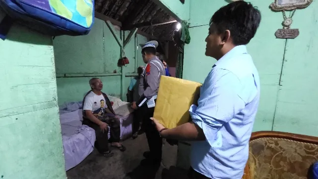 Hari Lalu lintas Bhayangkara ke-69 , Polres Batu Salurkan Bantuan Sosial Untuk Warga Kurang Mampu