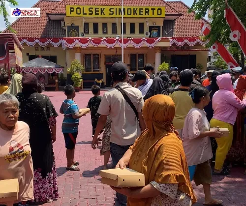 Jumat Berkah, Polsek Simokerto Bagikan 200 Nasi Kotak Kepada Masyarakat dan Pengendara Motor Sambil Menghimbau Agar Tidak Merokok Saat Berkendara