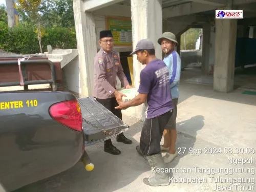 Jumat Berkah, Polsek Tanggunggunung Beri Bantuan Semen Untuk Pembangunan Masjid Miftahul Janah