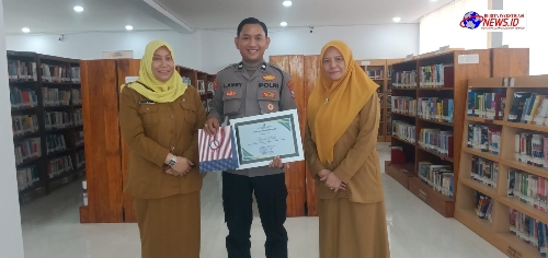 Peringati Hari Kunjung Perpustakaan 2024, Aipda Liwail Amri Terima Penghargaan Pemustaka Terbaik di Kabupaten Sampang