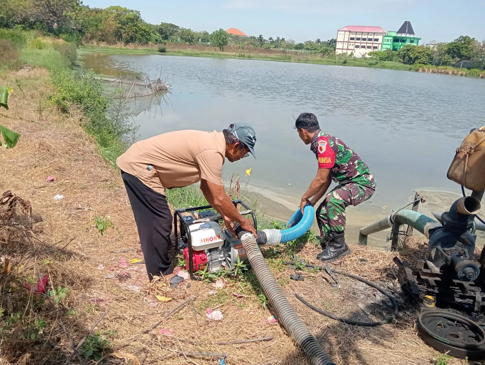Pendampingan Pompanisasi, Babinsa Koramil 0817/07 Kebomas Kepada Petani Binaan