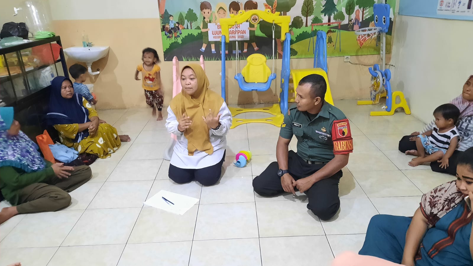 Babinsa Berikan Pendampingan Kelas Stunting Oleh Tenaga Kesehatan Puskesmas Sawah Pulo