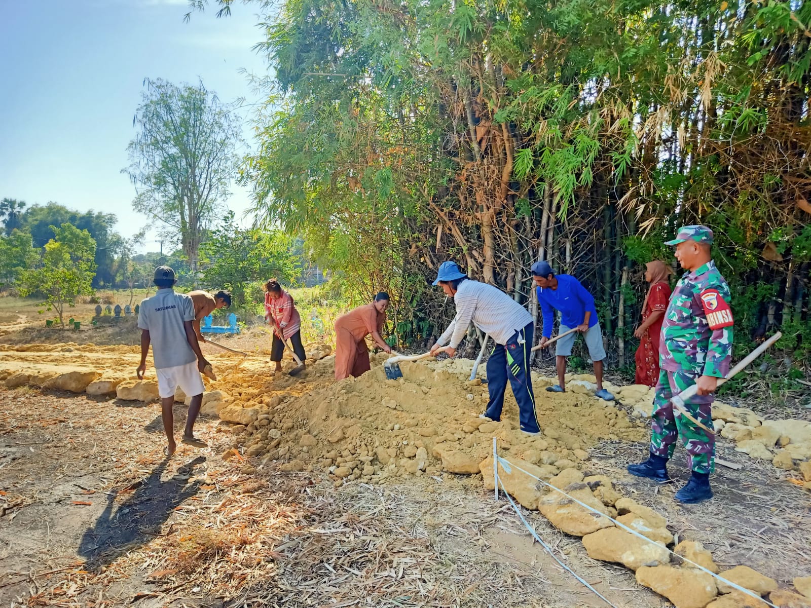Manunggal Dengan Rakyat, Babinsa Koramil 14/Klampis Gotong Royong Bangun Akses Jalan