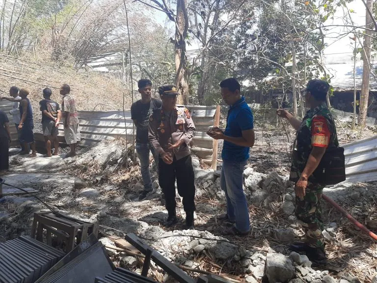 Polsek Campurdarat Datangi TKP Kebakaran Lahan Pekarangan Kosong di Desa Gamping