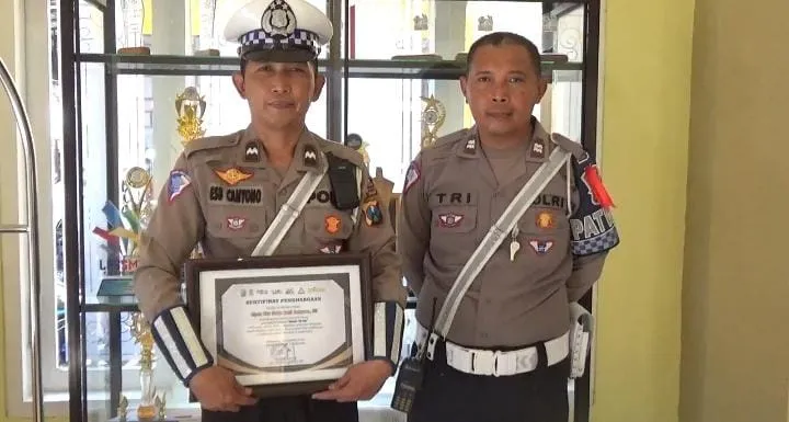 Aipda Eko Anggota Satlantas Polres Bondowoso Dapatkan Apresiasi Dari Dua Sekolah