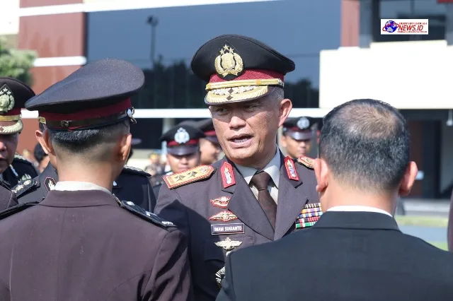Upacara Hari Kesaktian Pancasila, Kapolda Jatim Beri Penghargaan Anggota Polri dan PNPP Berprestasi