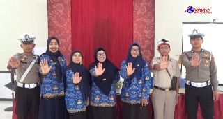 Satlantas Polres Bondowoso Dengan Program Masuk Pak Eko dan Halo Cak Ri Dalam Sosialisasi di Sekolah - Sekolah
