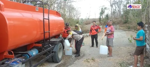 Polri Peduli, Polres Nganjuk Salurkan Bantuan Air Bersih di Tengah Kemarau Panjang