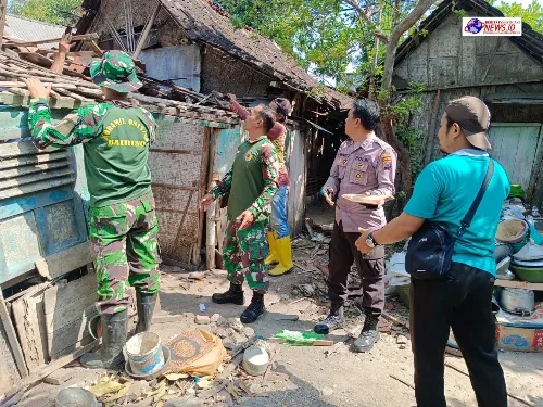 Sinergitas Polisi Bersama TNI dan Warga Gotong Royong Bedah Rumah Lansia di Bojonegoro