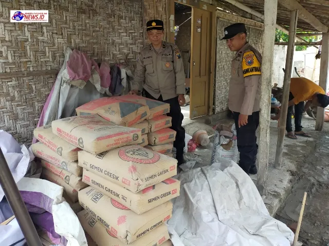 Jum'at Berkah, Polsek Kedungwaru Beri Bantuan Semen Untuk Pembangunan Musholla Wakaf Al Mubarokah