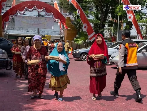 Jumat Berkah, Kapolsek Simokerto Lakukan Bakti Sosial Berupa Pembagian 200 Nasi Kotak Kepada Warga Sekitar