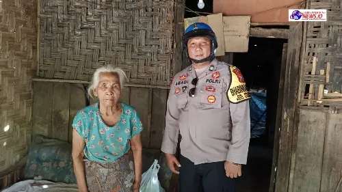 Polisi Peduli, Pak Bhabin Berbagi Sembako Untuk Warga Kurang Mampu di Bondowoso