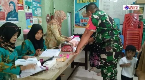 Babinsa Pantau Kegiatan Posyandu di Kelurahan Perak Utara: Pastikan Kesehatan Balita Terjaga